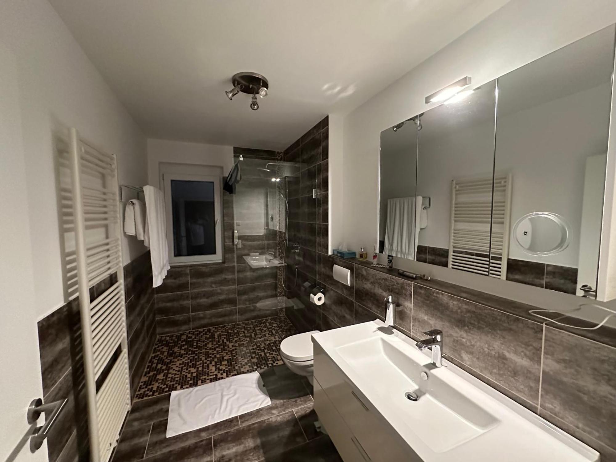 2-Zimmer-Ferienwohnung Mit Hotelservice Und 2 Balkons - Golf, Bike Und Wellness Im Markgraeflerland Bad Bellingen Exterior foto