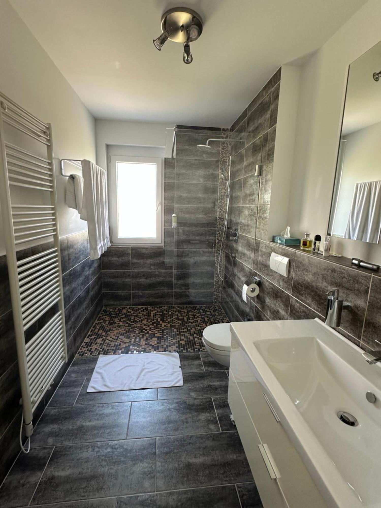 2-Zimmer-Ferienwohnung Mit Hotelservice Und 2 Balkons - Golf, Bike Und Wellness Im Markgraeflerland Bad Bellingen Exterior foto